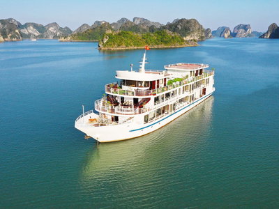 Boat cruising in Ha Long Bay, Vietnam
