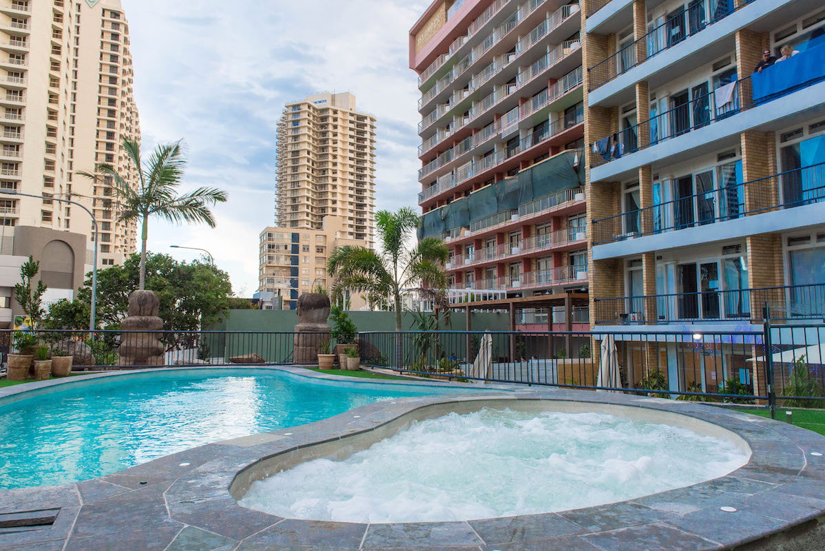 Pool, spa and accomodation in Surfers Paradise