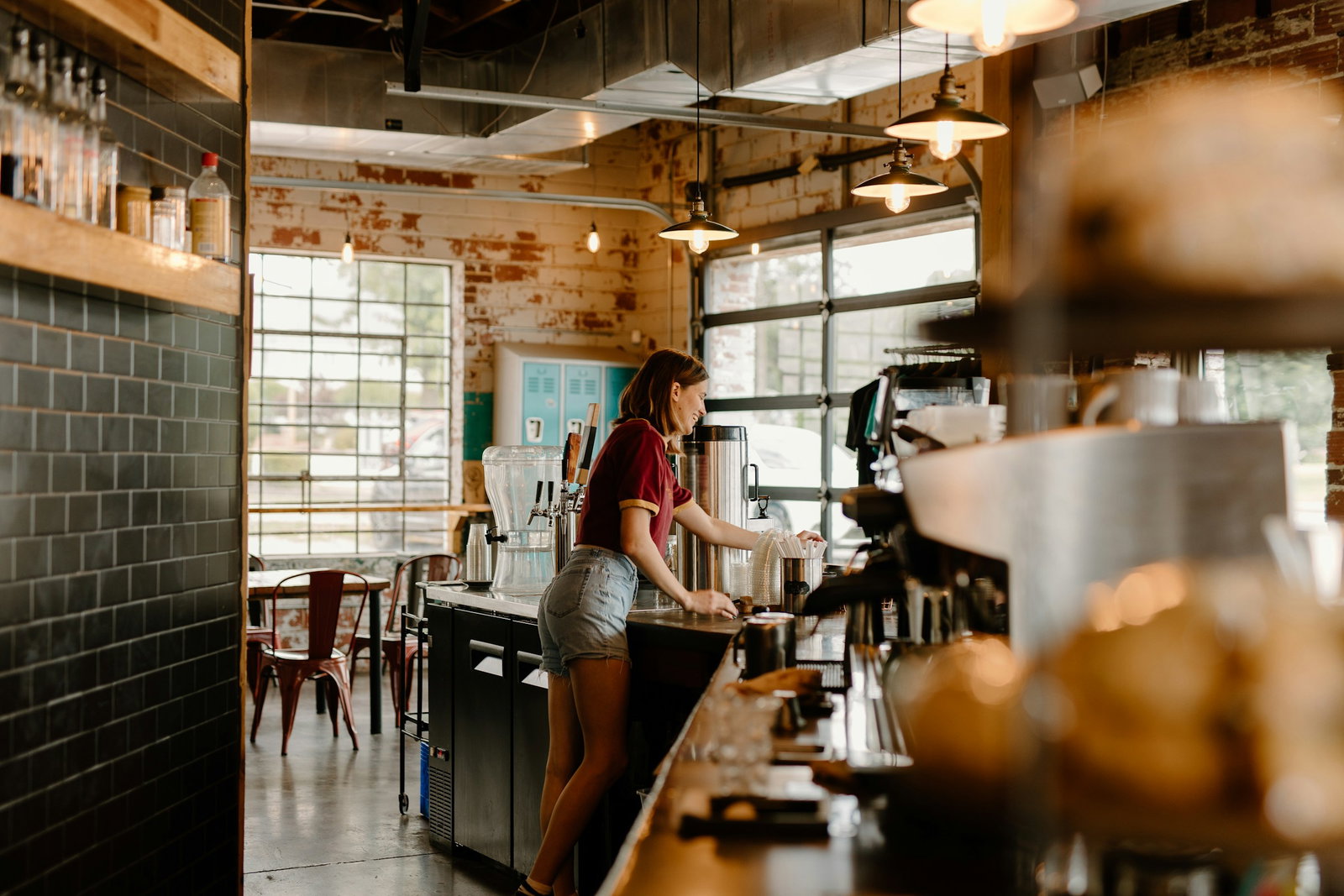 Working Holidays around the world. Woman working in cafe
